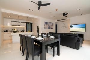 カマラビーチにある3-BR Condo Mountain & Pool view, Pool & Gym access - Kamala Hills G201のテーブルと椅子のあるダイニングルームとリビングルーム