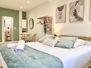 Ένα ή περισσότερα κρεβάτια σε δωμάτιο στο Verdésia, Studio en plein cœur de Valence