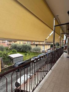 un grupo de coches aparcados en un balcón en Due Leoni Luxury House, en Roma