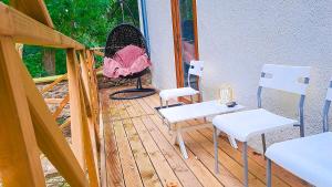 Una terraza con sillas, una mesa y un ventilador. en U Starého zámku, 