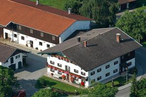 Bygningen som feriegården ligger i + 16 billeder