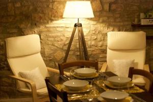 a dining room table with chairs and a lamp at Delizioso Appartamento Francesco House Family in Assisi