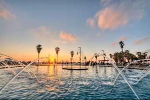 Bazén v ubytování AYA Boutique ApartHotel By EZ TLV nebo v jeho okolí