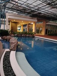 A piscina localizada em Doc Odette Studio Staycation ou nos arredores