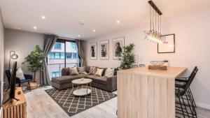 Posezení v ubytování Stylish Liverpool Apartment with Parking & Balcony