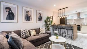 Kuchyň nebo kuchyňský kout v ubytování Stylish Liverpool Apartment with Parking & Balcony