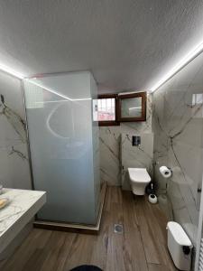 ein Badezimmer mit Dusche, Toilette und Waschbecken in der Unterkunft IRIDA in Kavala