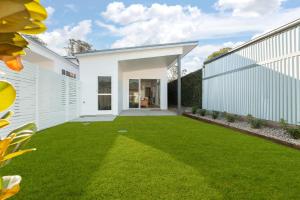 un patio trasero con césped verde en Sweet Seymour - 3 Bed 2 Bath Cosy & Modern Home, en Bathurst