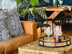 モッセル・ベイにあるDa Graca @ The Pointのソファの上にグラスが置かれたコーヒーテーブル