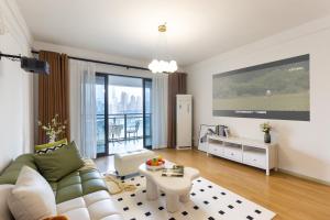 ein Wohnzimmer mit Couch und Flachbildfernseher in der Unterkunft The View, Northbank in Chongqing
