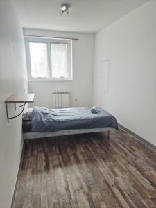 a bedroom with a bed and a desk and a window at 2 chambres pornichet - 15 min des chantiers in Pornichet