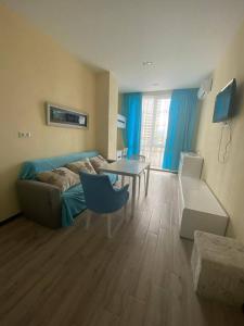 a living room with a bed and a table in it at квартира на Ангиса in Itʼkhvisi