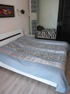 a pair of beds in a room at квартира на Ангиса in Itʼkhvisi