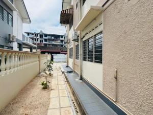 un vicolo vuoto tra due edifici in una città di Newly Refurbished Spacious Home, Family-Friendly, COMFY HILL 2 a Malacca