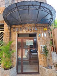 an entrance to a building with a sign over the door at Lindo apartamento centro barra mansa in Barra Mansa