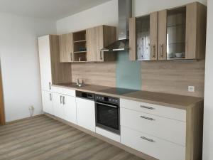 kuchnia z białymi szafkami i kuchenką w obiekcie Ferienhaus Hochbrand w mieście Rabenstein