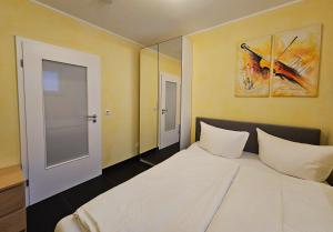 Giường trong phòng chung tại Ferienhaus Salzhaffblick