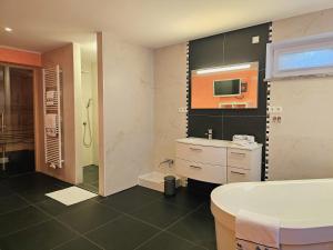 Phòng tắm tại Ferienhaus Salzhaffblick +43 ảnh