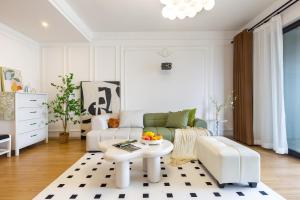 ein Wohnzimmer mit Sofa und Tisch in der Unterkunft The View, Northbank in Chongqing