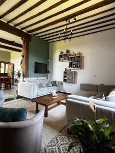 ein Wohnzimmer mit Sofas und einem Couchtisch in der Unterkunft Propriété à la campagne in Rièzes