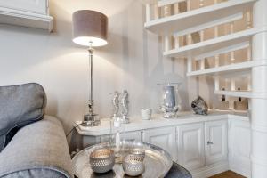 a living room with a couch and a table at Wattküken in Munkmarsch