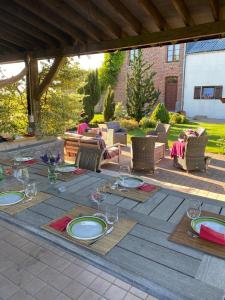 einen Tisch mit Tellern und Weingläsern auf einer Terrasse in der Unterkunft Propriété à la campagne in Rièzes + 48 Fotos