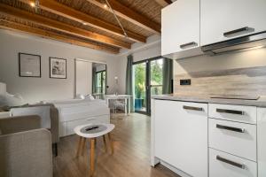 Kuchyň nebo kuchyňský kout v ubytování Ferienhaus Kleine Sommerliebe - mit Garten am Radwanderweg