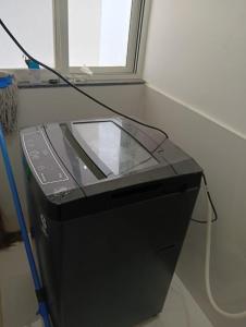 Una impresora negra sentada en una habitación con una ventana. en Homestay 2Bhk, en Hinjawadi