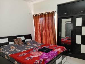 Un dormitorio con una cama y una cómoda. en Homestay 2Bhk, en Hinjawadi
