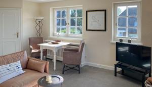 un salon avec un canapé, une table et une télévision dans l'établissement Heefwai 2 - W4, à Morsum