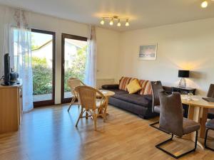 una sala de estar con un sofá y una mesa en Baltique - Ferienwohnung 2 Glowe, en Glowe