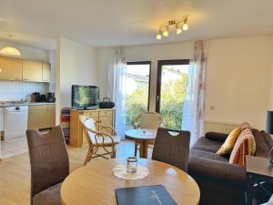 una sala de estar con un sofá y una mesa en Baltique - Ferienwohnung 2 Glowe, en Glowe