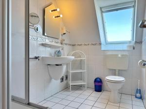 Un baño con lavabo e inodoro en Baltique - Ferienwohnung 3 Glowe, en Glowe