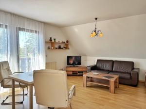 una sala de estar con un sofá y una mesa en Baltique - Ferienwohnung 3 Glowe, en Glowe 2 fotos más