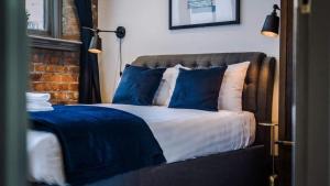 Voodi või voodid majutusasutuse Bands Warehouse III - Sleeping 8 Guests! toas