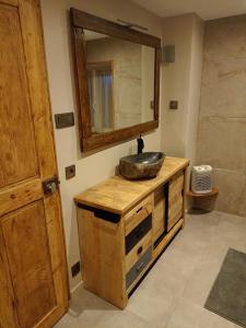 ein Badezimmer mit Waschbecken und Spiegel in der Unterkunft Notre Renardière, Gîtes à Saulxures-sur-Moselotte, Hautes-Vosges in Saulxures-sur-Moselotte + 80 Fotos