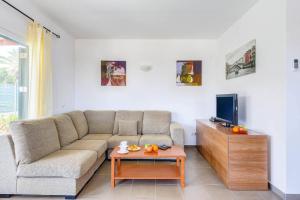 アス・マルカダルにあるVilla Datil by Villa Plusのソファとコーヒーテーブルのあるリビングルーム