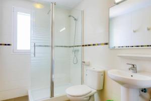 un bagno con doccia, WC e lavandino di Villa Datil by Villa Plus a Es Mercadal Altre 9 foto