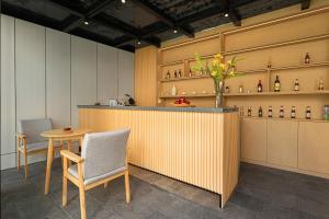 a restaurant with a counter and a table and chairs at Jingjie Garden Holiday Homestay in Dali