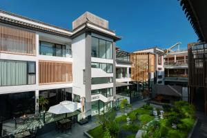 an apartment building with balconies and a courtyard at Jingjie Garden Holiday Homestay in Dali
