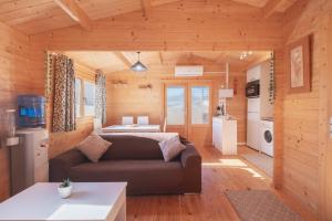 a living room with a couch and a kitchen at Bungalow Luna in Chiclana de la Frontera