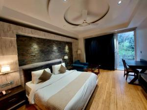 een slaapkamer met een groot bed en een bureau. bij Moustache Select Mcleodganj in Dharamshala