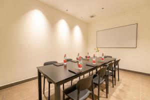 a conference room with a long table and chairs at Jingjie Garden Holiday Homestay in Dali