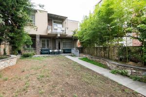 une cour vide devant une maison dans l'établissement Vake Charm Residence, à Tbilissi