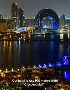 een uitzicht op de stad 's nachts met bij Baku Khatai Hotel & Restaurant in Baku