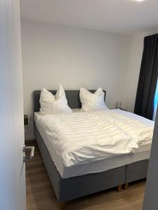 Katil atau katil-katil dalam bilik di Bamberg apartment, new building, balcony, parking