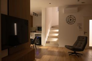 KerestinecにあるApartment House AGAPEのリビングルーム(テレビ付)、階段