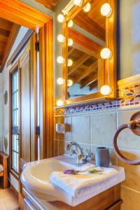 Icod el AltoにあるCASAS EN FINCA ECOLÓGICA LA ESPIRAL, NATURALEZA, CALMA Y VISTAS al MAR,の洗面台と鏡のあるバスルーム +168枚の写真