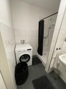 Et badeværelse på Charming & Modern City Apartment