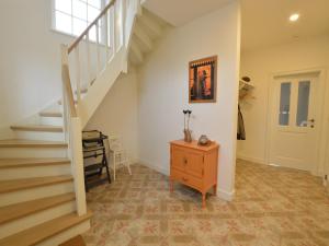 einen Flur mit einer Treppe und einer Kommode in einem Haus in der Unterkunft Sint-Amands Country Escape in Sint-Amands + 29 Fotos